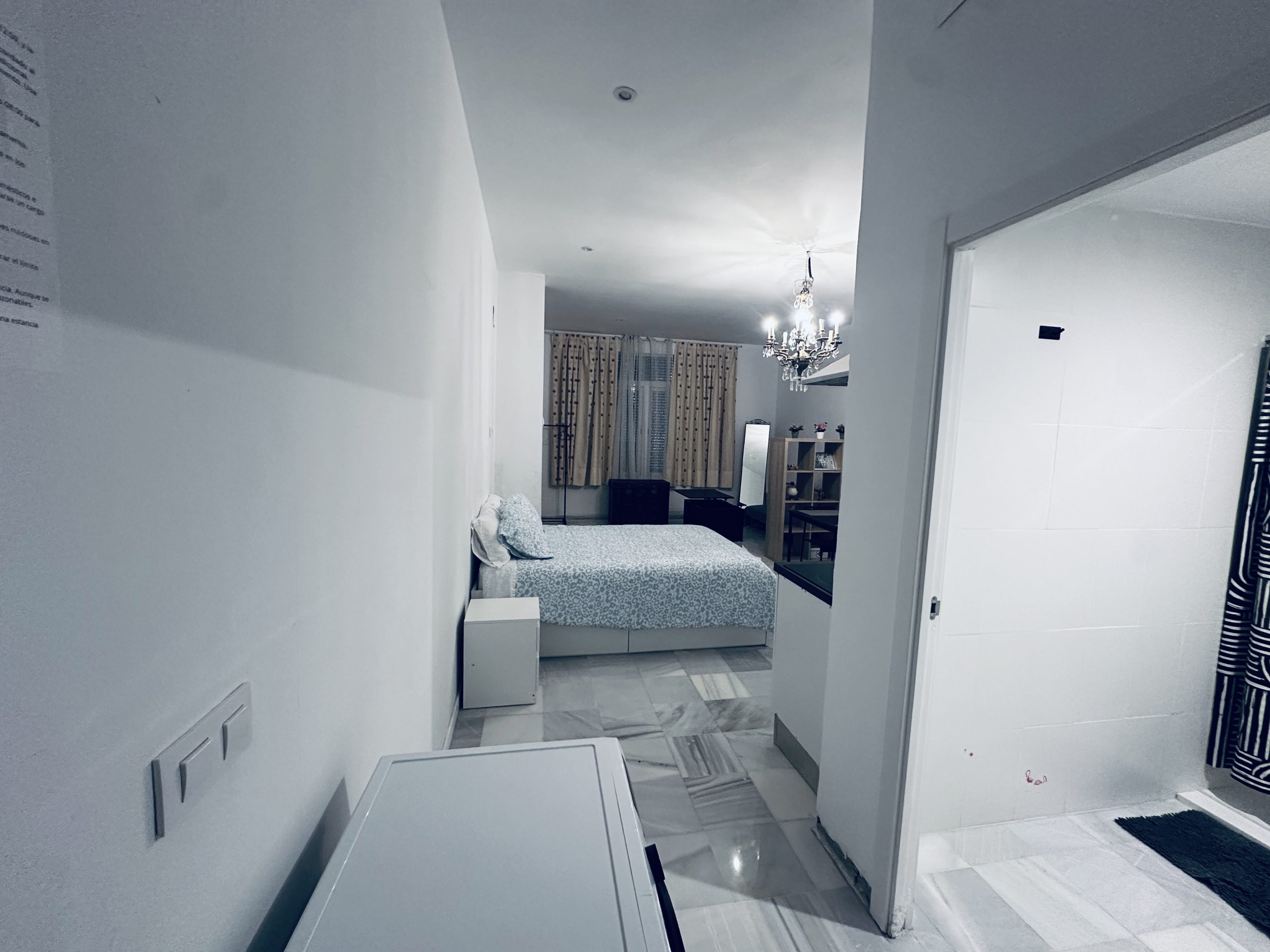 Entrada y acceso al baño del Apartamento 1