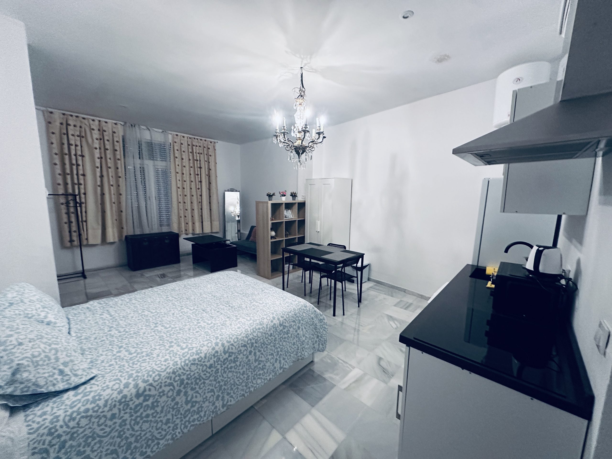 Dormitorio y cocina del Apartamento 1 de Lofts Escala