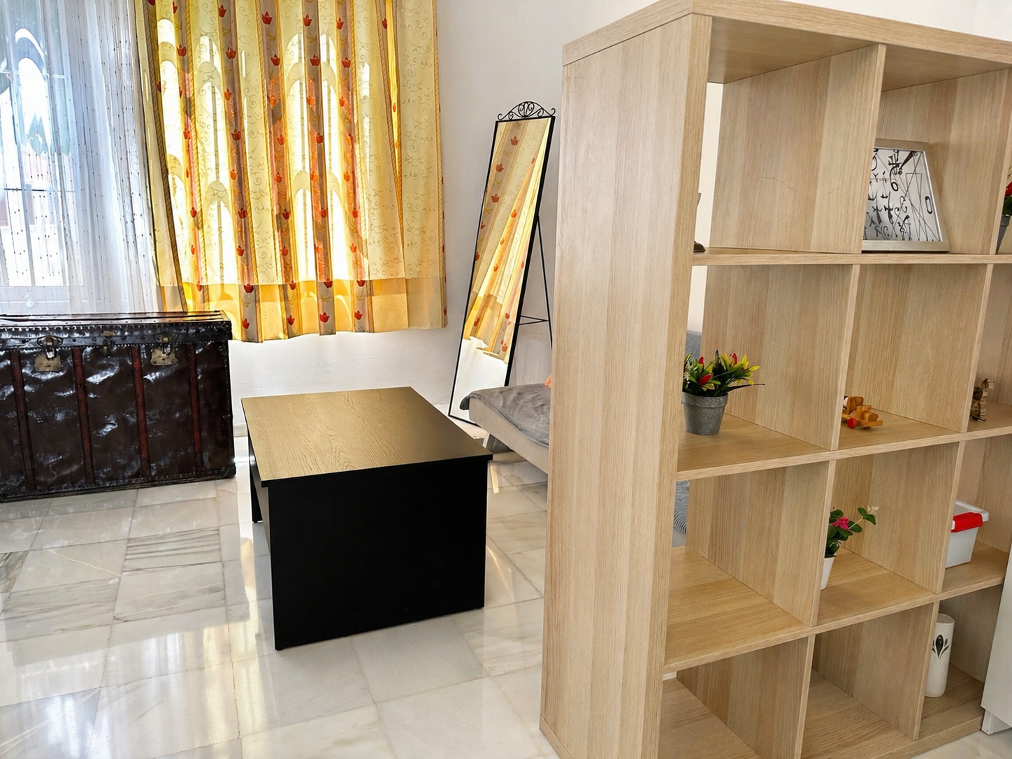 Zona interior del Apartamento 1 de Lofts Escala con mobiliario y estancia privada