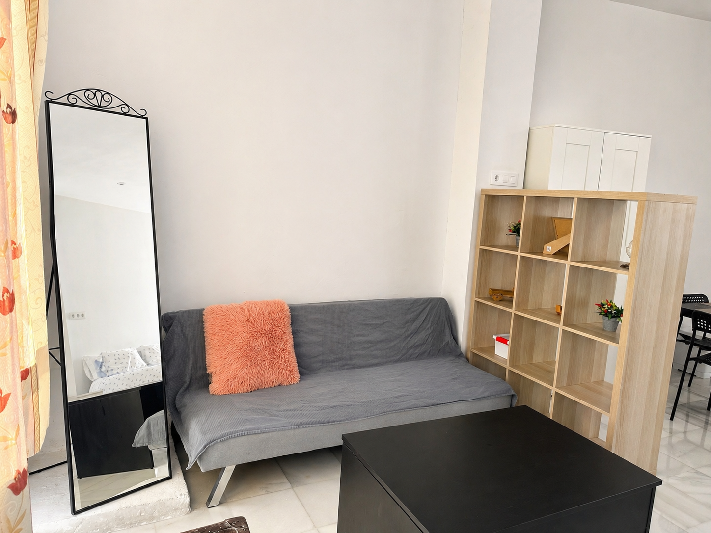 Vista del Apartamento 1 con zona de descanso y distribución tipo loft