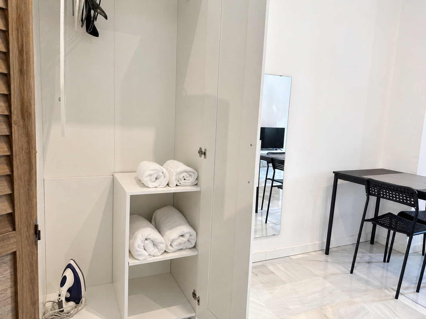 Detalle del Apartamento 2 de Lofts Escala con mobiliario y zona funcional